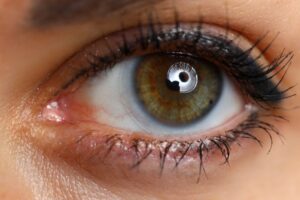 Safe Makeup Tips for Contact Lens Users